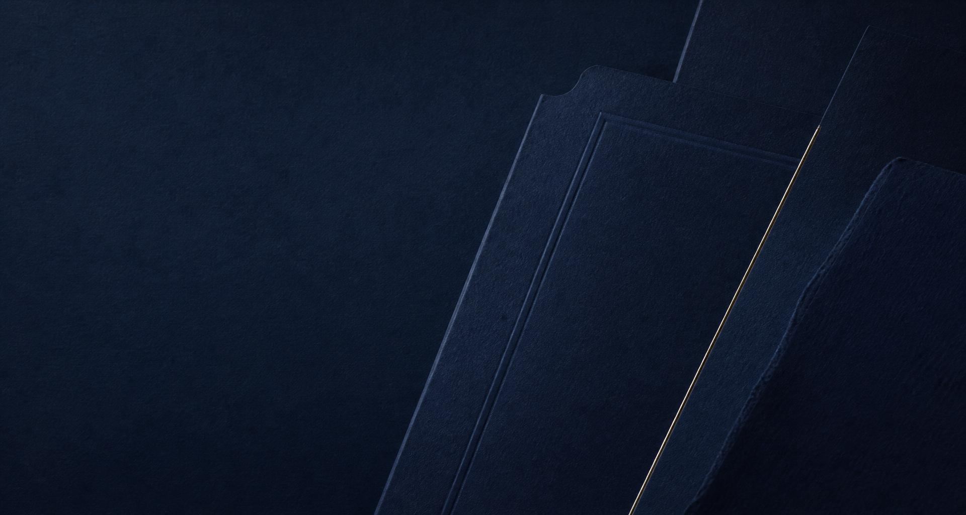 Capas de documentos sobre una superficie azul profundo